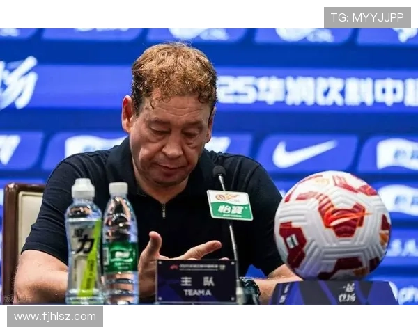 足球明星因扔水瓶引发争议视频曝光引发球迷热议与媒体关注 足球明星因扔水瓶引发争议视频曝光引发球迷热议与媒体关注