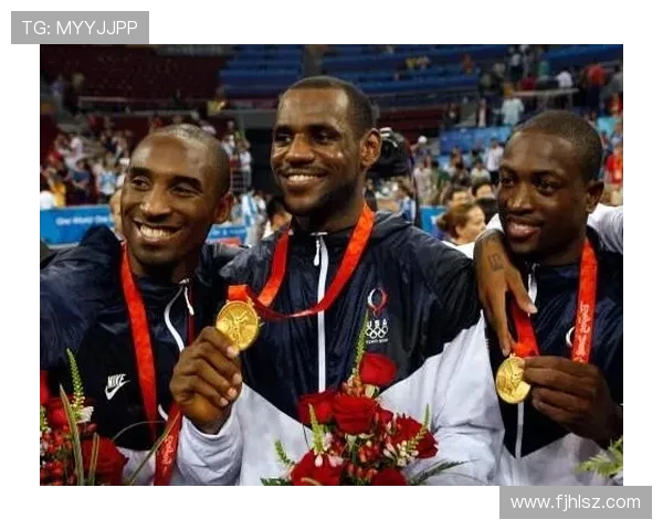 哈登与足球明星同框合影展现跨界友谊与运动魅力